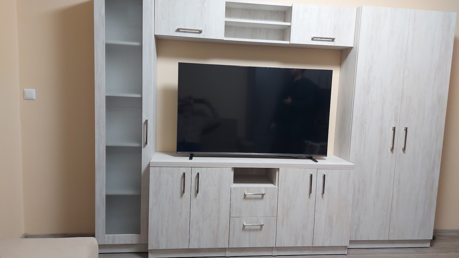 Секция "Галин" по поръчка на клиент е изработена от 18мм ПДЧ в цвят K083 SN Светъл Артууд Модела може да бъде изработен за вас по ваш размер и избор на цвят.